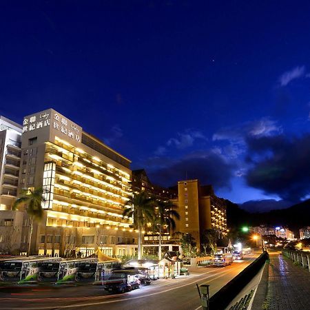 知本金联世纪酒店 Wenquan 外观 照片 The hotel at night