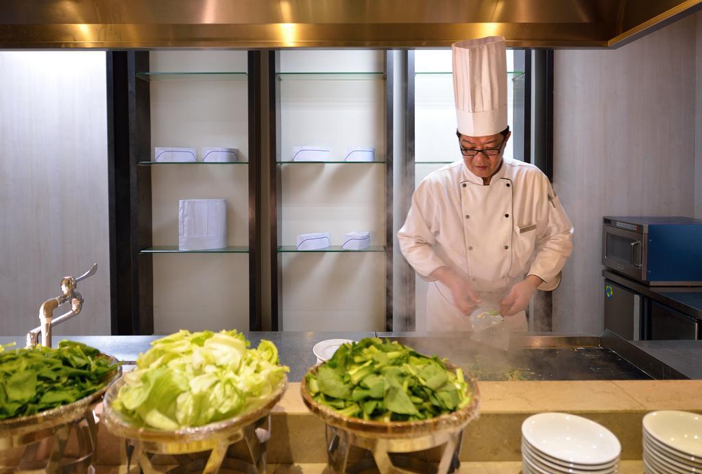 知本金联世纪酒店 Wenquan 外观 照片 A chef in a hotel kitchen