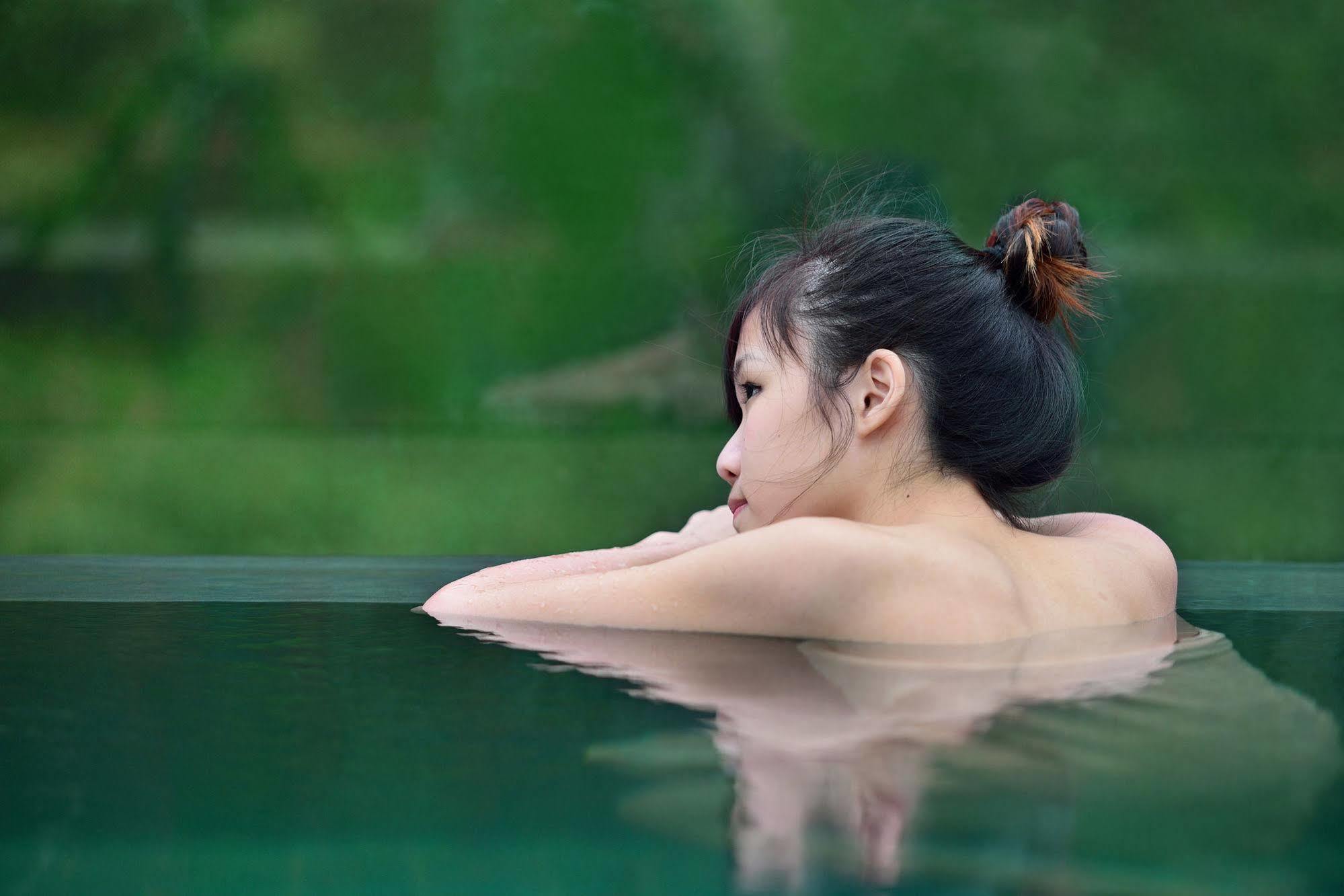 知本金联世纪酒店 Wenquan 外观 照片 A woman bathing in a hot spring