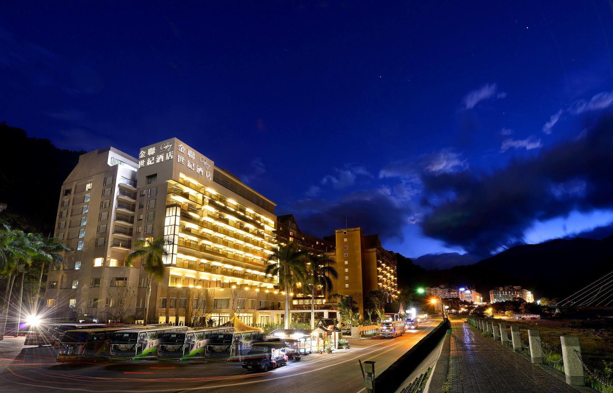 知本金联世纪酒店 Wenquan 外观 照片 The hotel at night